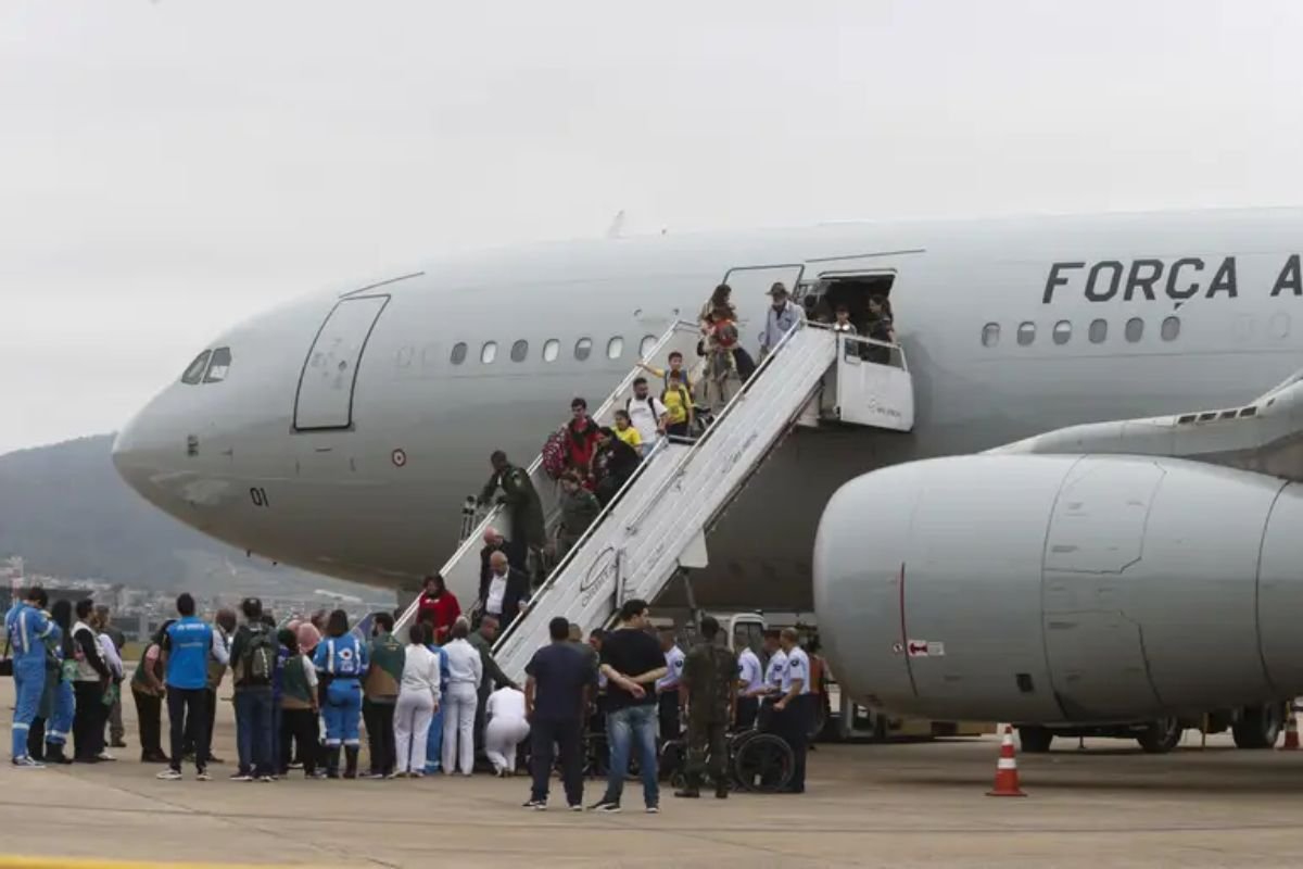 Quarto voo de repatriação dos Estados Unidos chega ao Brasil com 135 deportados - 