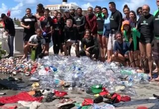 Iniciativa retira 230 kg de lixo do mar da Barra durante Carnaval de Salvador - 