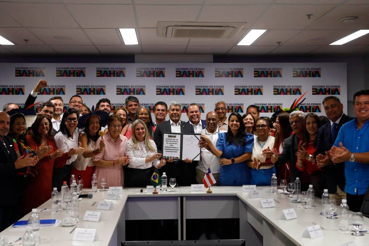 Jerônimo sanciona reajuste de professores da rede estadual e garante piso acima do nacional; pagamento inicia em maio - 