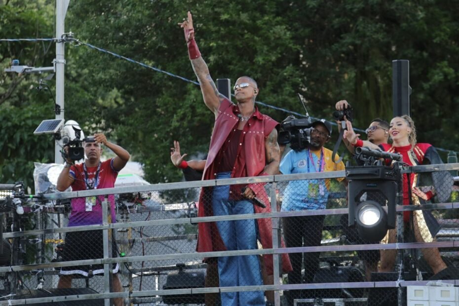 Léo Santana arrasta pipoca no circuito Osmar no último dia de Carnaval - 