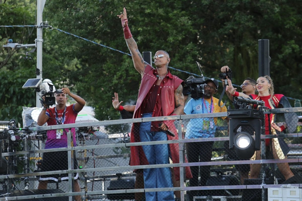 Léo Santana arrasta pipoca no circuito Osmar no último dia de Carnaval - 