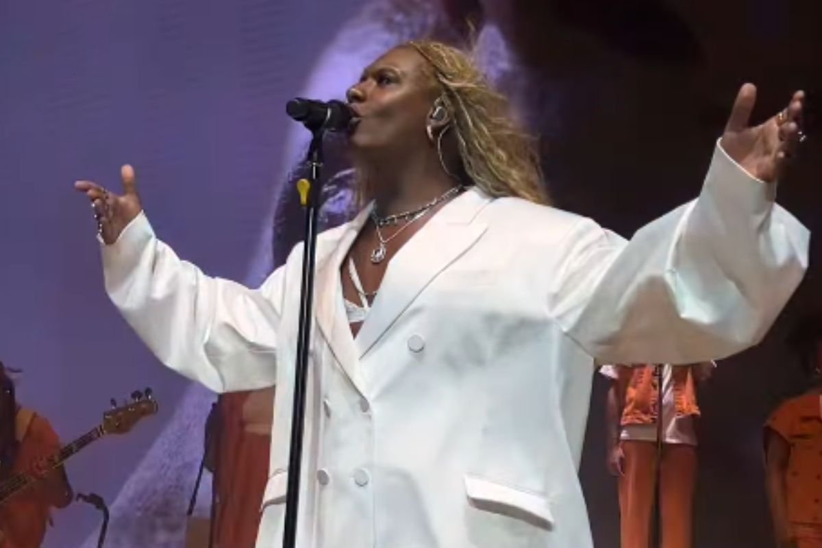 Liniker emociona público em segundo show da turnê Caju na Concha Acústica de Salvador - 