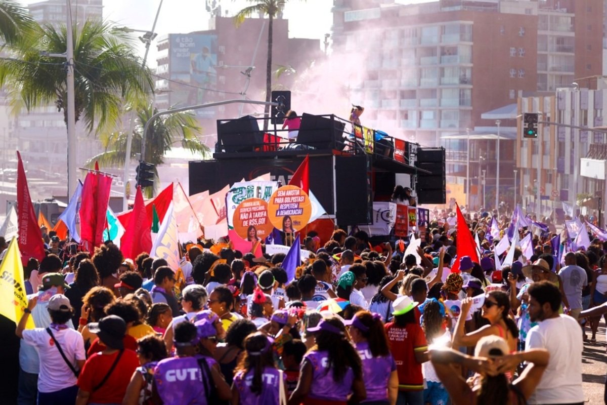 Marcha 8M leva centenas às ruas de Salvador na luta por igualdade e fim da violência - 