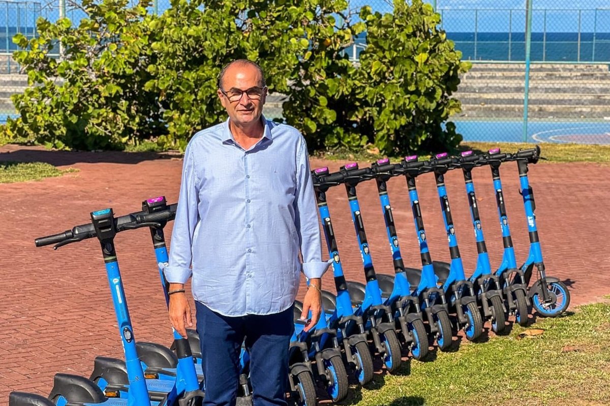 Empresas de patinetes elétricos devem fornecer capacetes aos usuários, sugere projeto de lei - 