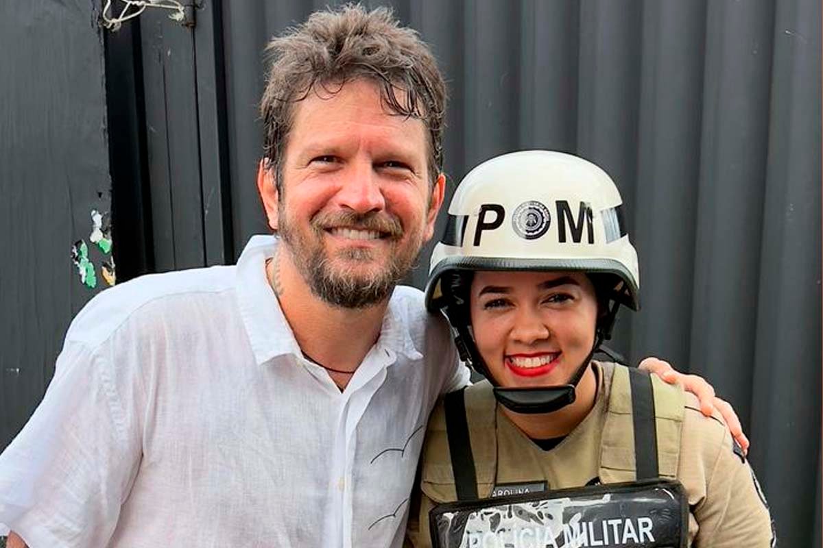 Policial militar viraliza no Carnaval de Salvador após reação inusitada em show de Saulo - 