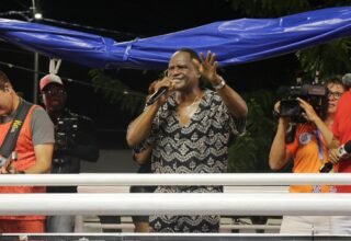 Tatau arrasta multidão com trio pipoca no Campo Grande - 