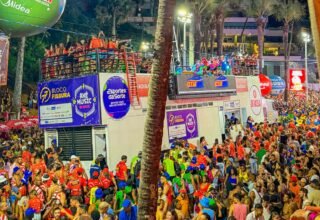 Trio de apoio do bloco Fissura ‘entorta’ durante desfile no Circuito Dodô - 