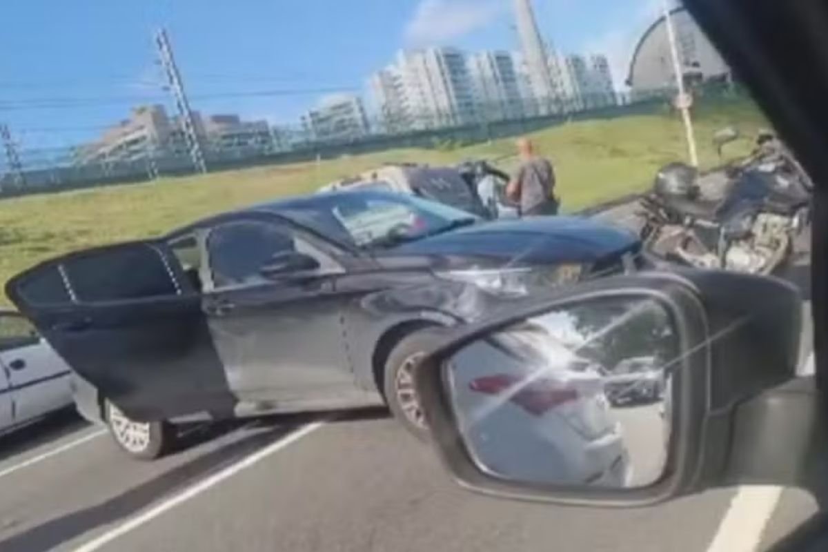 Tiroteio em perseguição policial na Avenida Paralela deixa dois feridos - 