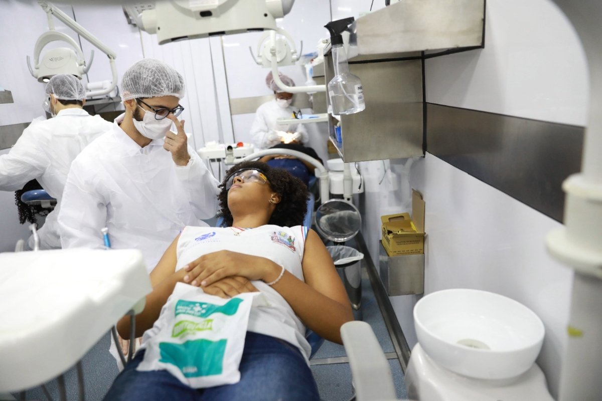 Odontomóvel leva atendimento gratuito para estudantes da Bahia - 
