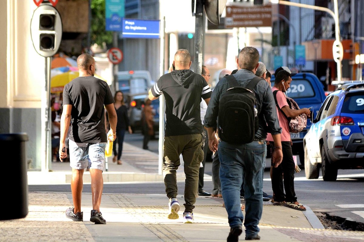 Salvador lidera ranking do IBGE com quase 1 milhão vivendo em ruas sem calçada - 