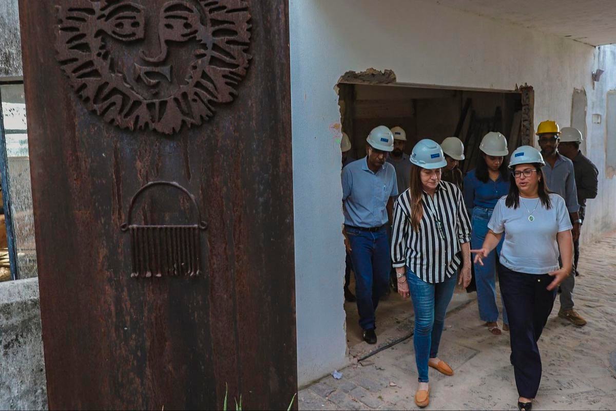 Ana Paula Matos vistoria obras no Teatro Vila Velha, que passa por modernização e terá acessibilidade ampliada - 