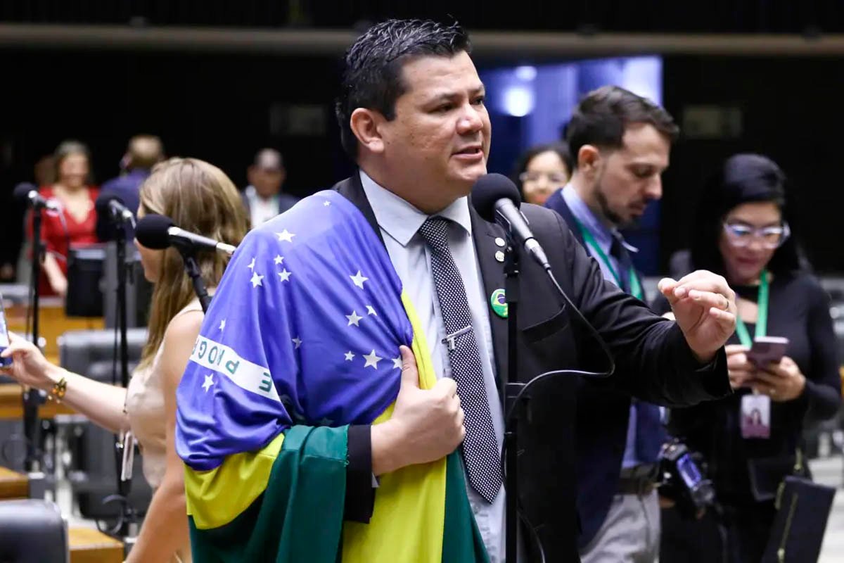 Conselho de Ética afasta Gilvan da Federal por três meses após ofensas contra Gleisi Hoffmann - 