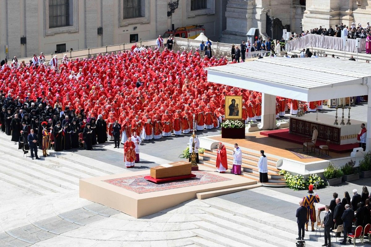 Papa Francisco é sepultado em cerimônia emocionante no Vaticano e cortejo histórico por Roma - 