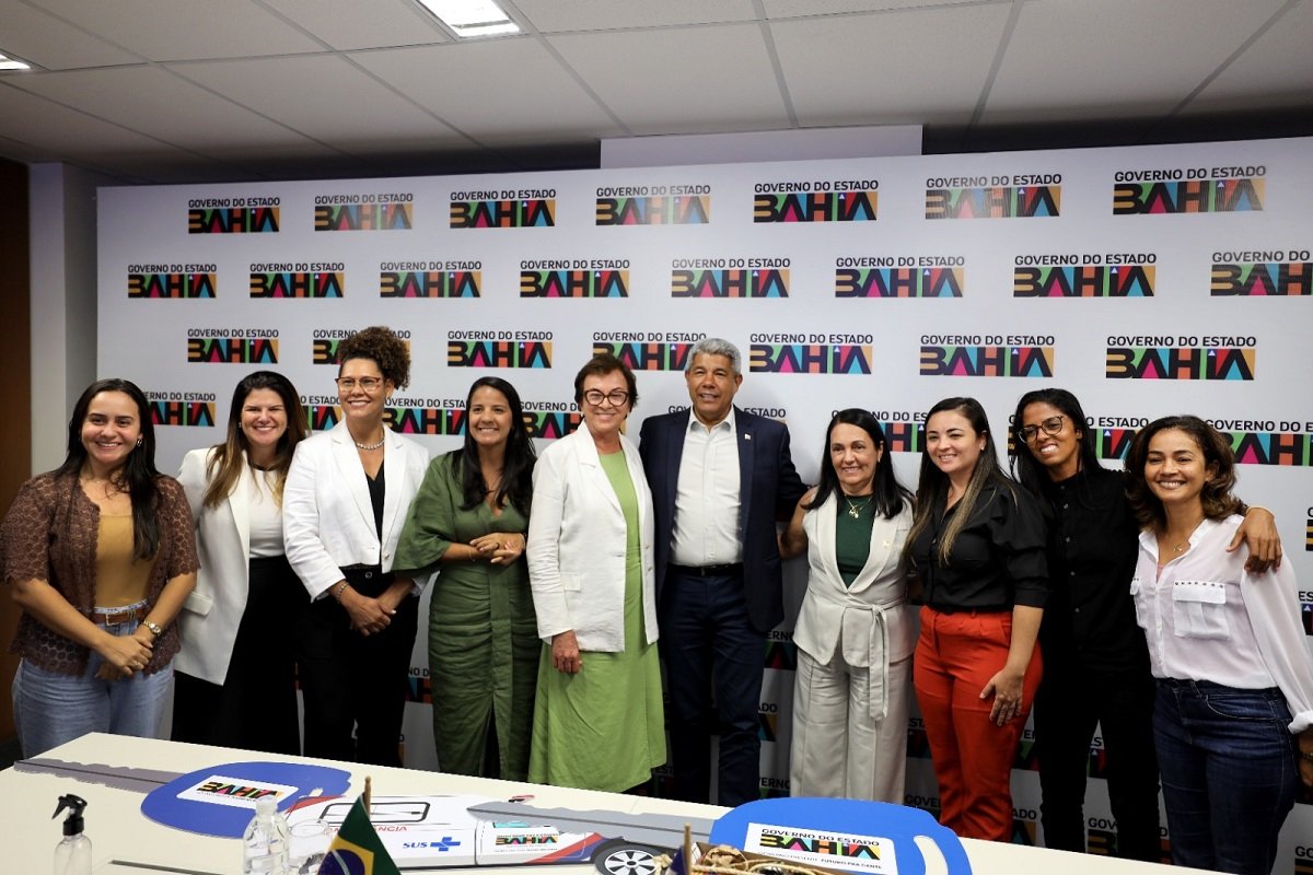 Jerônimo entrega ambulância, ônibus e trator para Ubaitaba durante reunião com prefeita Gracinha Viana - 