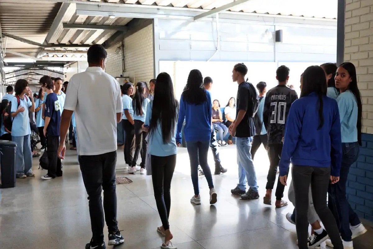 Pé-de-Meia inicia pagamento da 1ª parcela para estudantes nascidos em novembro e dezembro - 