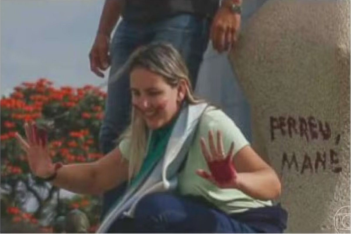 Moraes rejeita novo recurso e mantém pena de 14 anos para mulher que escreveu ‘Perdeu, mané’ em estátua - 