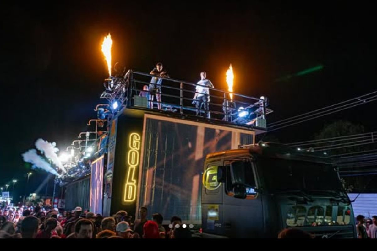 Incêndio destrói estrutura do maior trio elétrico do Carnaval de Salvador e assusta fãs - 