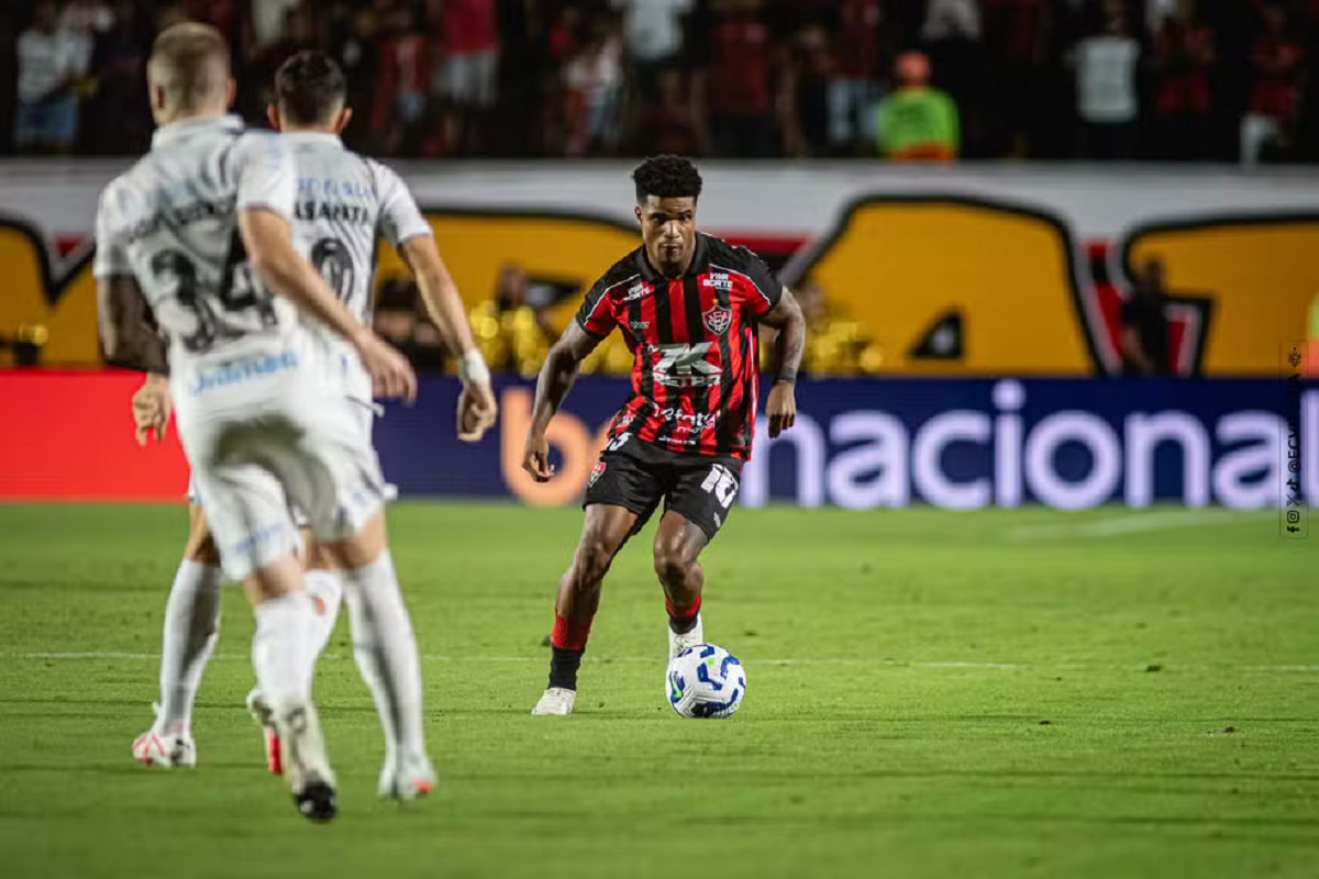 Protestos, polêmica e empate amargo: Vitória e Grêmio seguem ameaçados no z-4 no Brasileirão  - 
