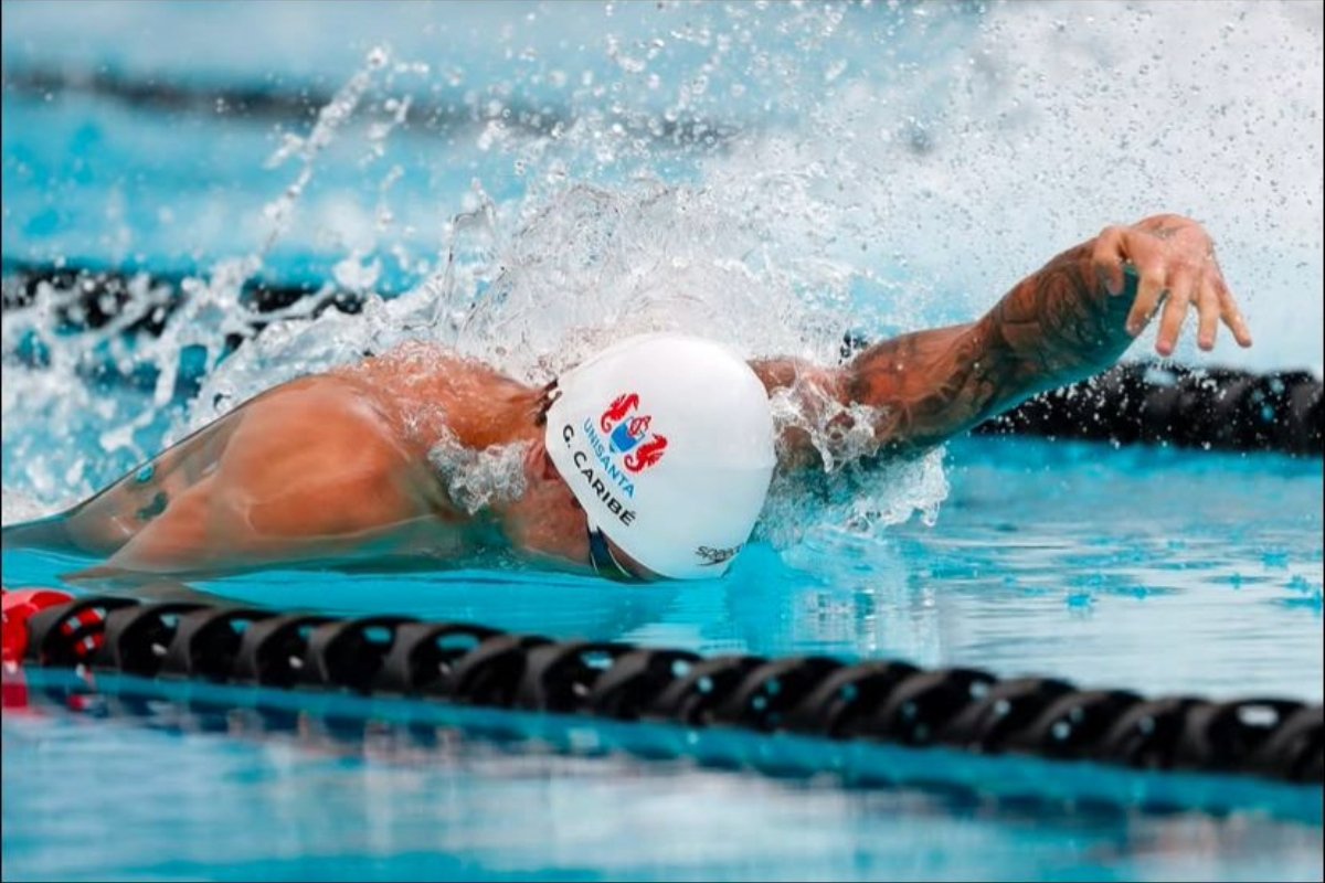 Guilherme Caribé faz história nos 50m livre com 2ª melhor marca do mundo em 2025 - 