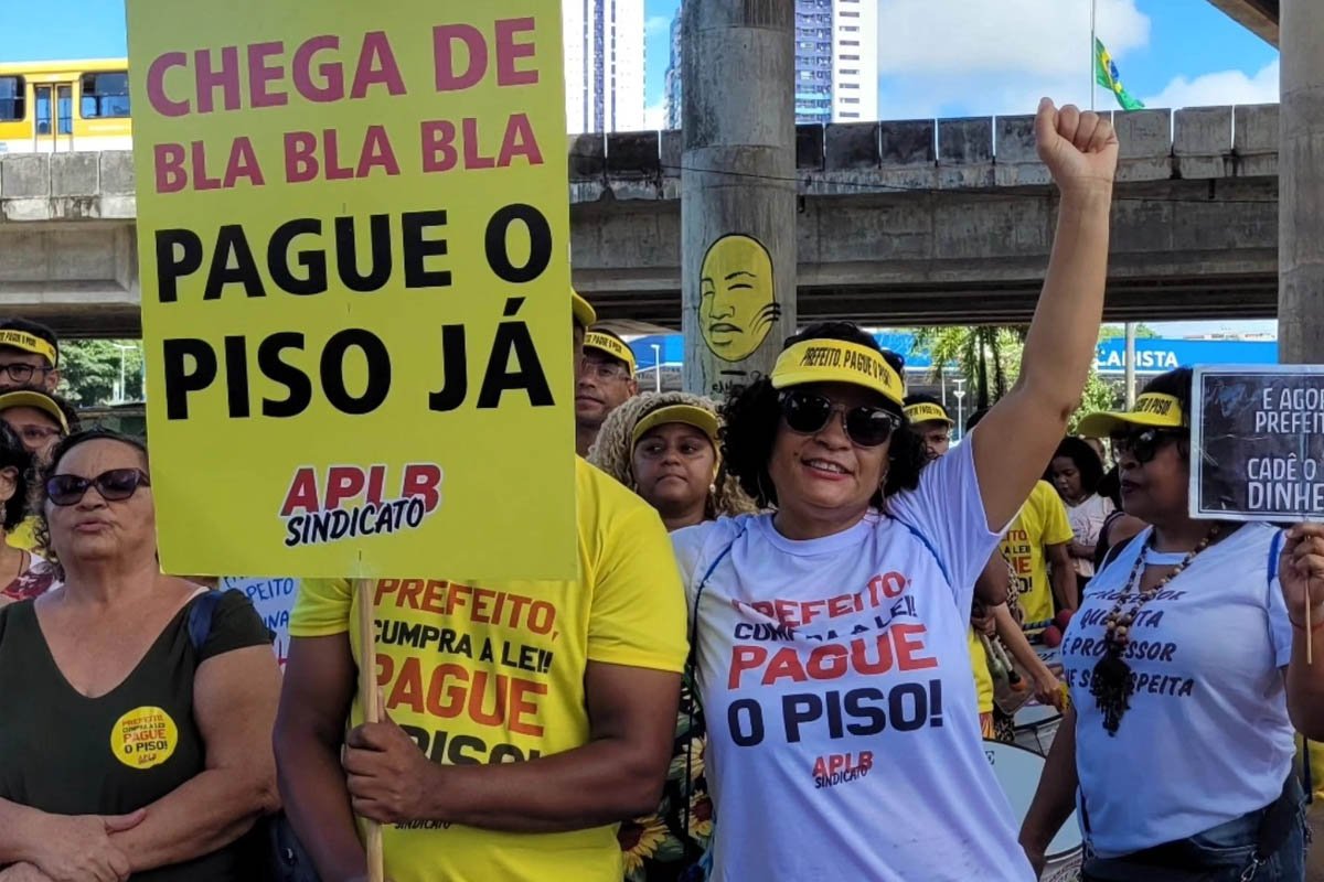 Mesmo após determinação da Justiça, professores mantêm greve em Salvador e pressionam por pagamento do piso - 