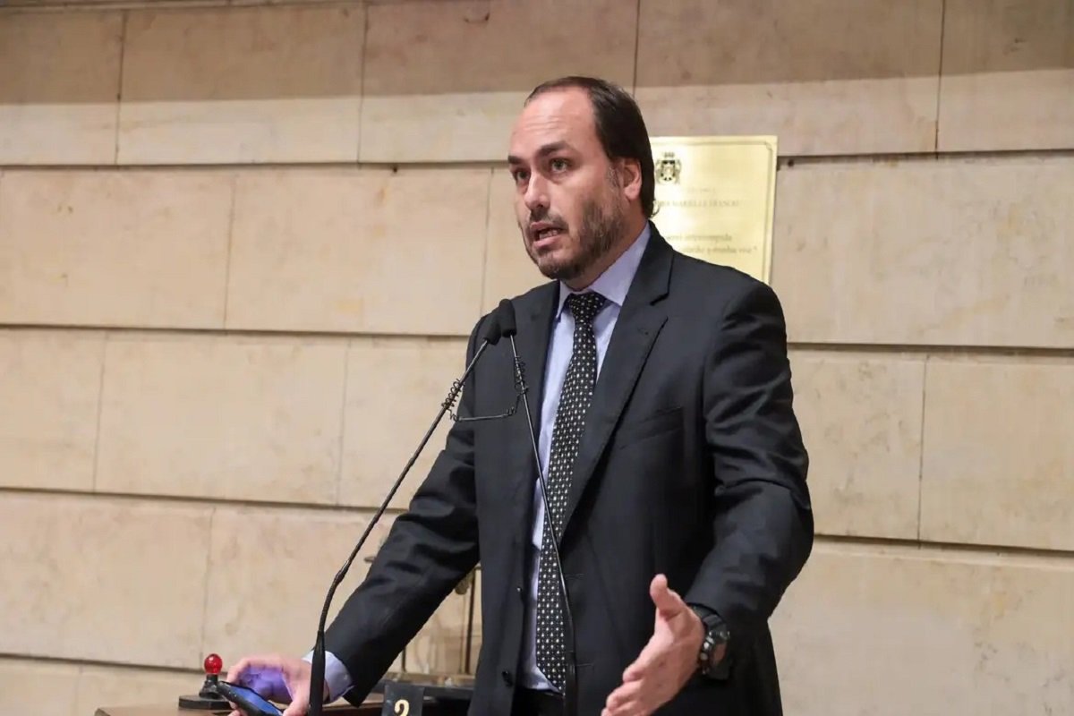 Carlos Bolsonaro questiona democracia no Brasil e diz que ONU defende Lula - 