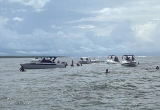 Lancha com turistas naufraga parcialmente em Cairu e ocupantes são resgatados com vida - 