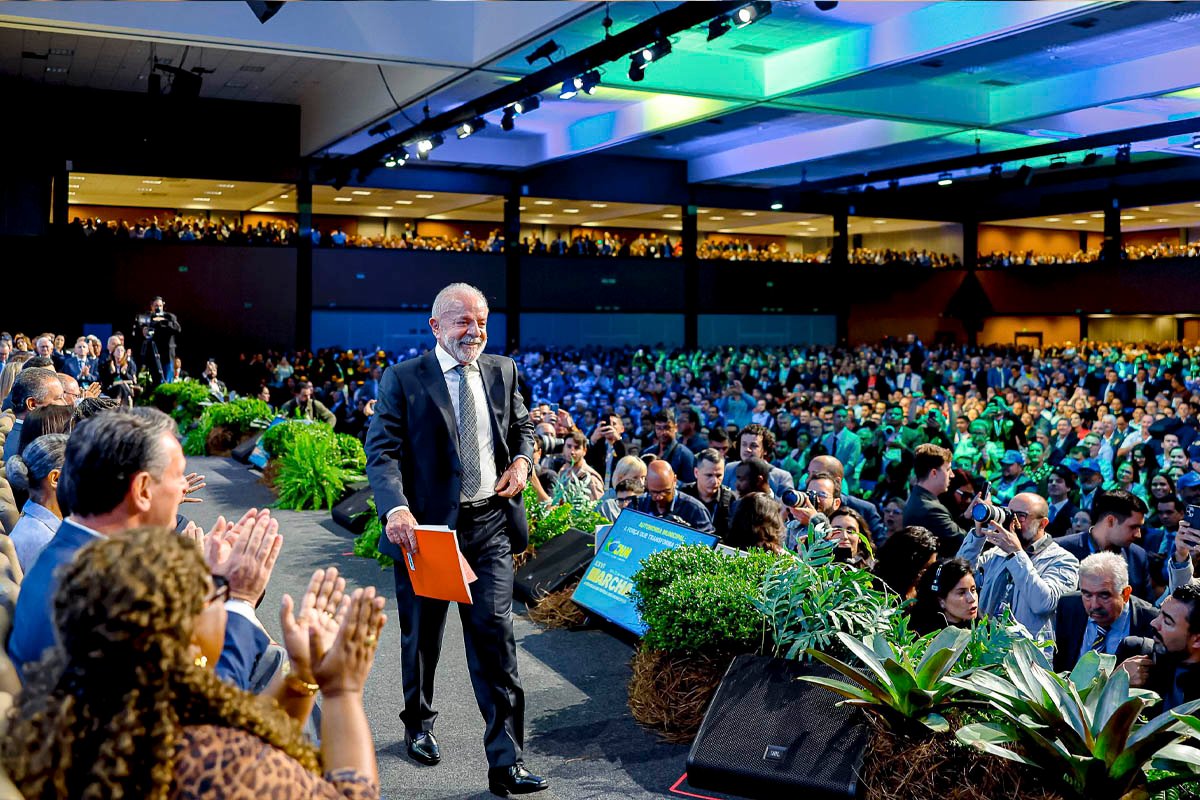 Entre vaias e aplausos, Lula diz que governo atende prefeitos sem olhar filiação partidária - 