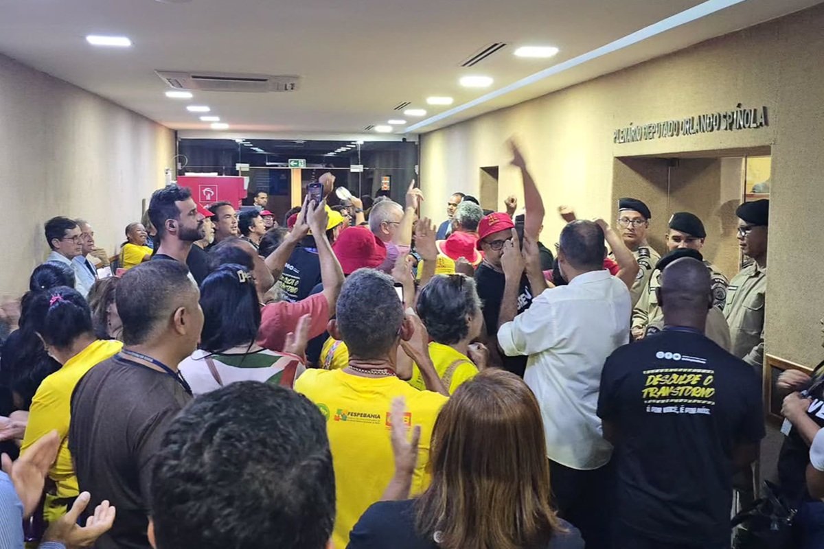Servidores do Judiciário invadem plenário da AL-BA em protesto por reajuste; sessão é suspensa - 