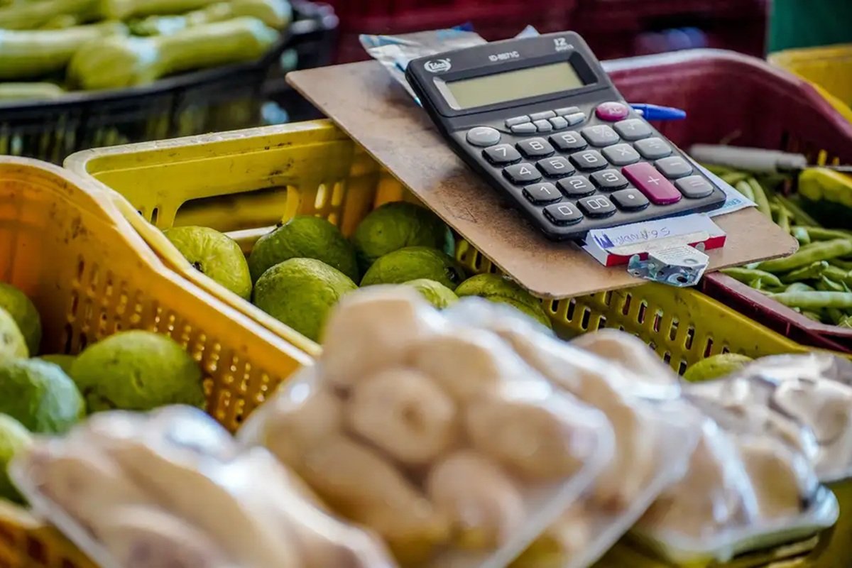 Alta nos alimentos pressiona percepção da inflação, mas renda sustenta confiança do consumidor - 