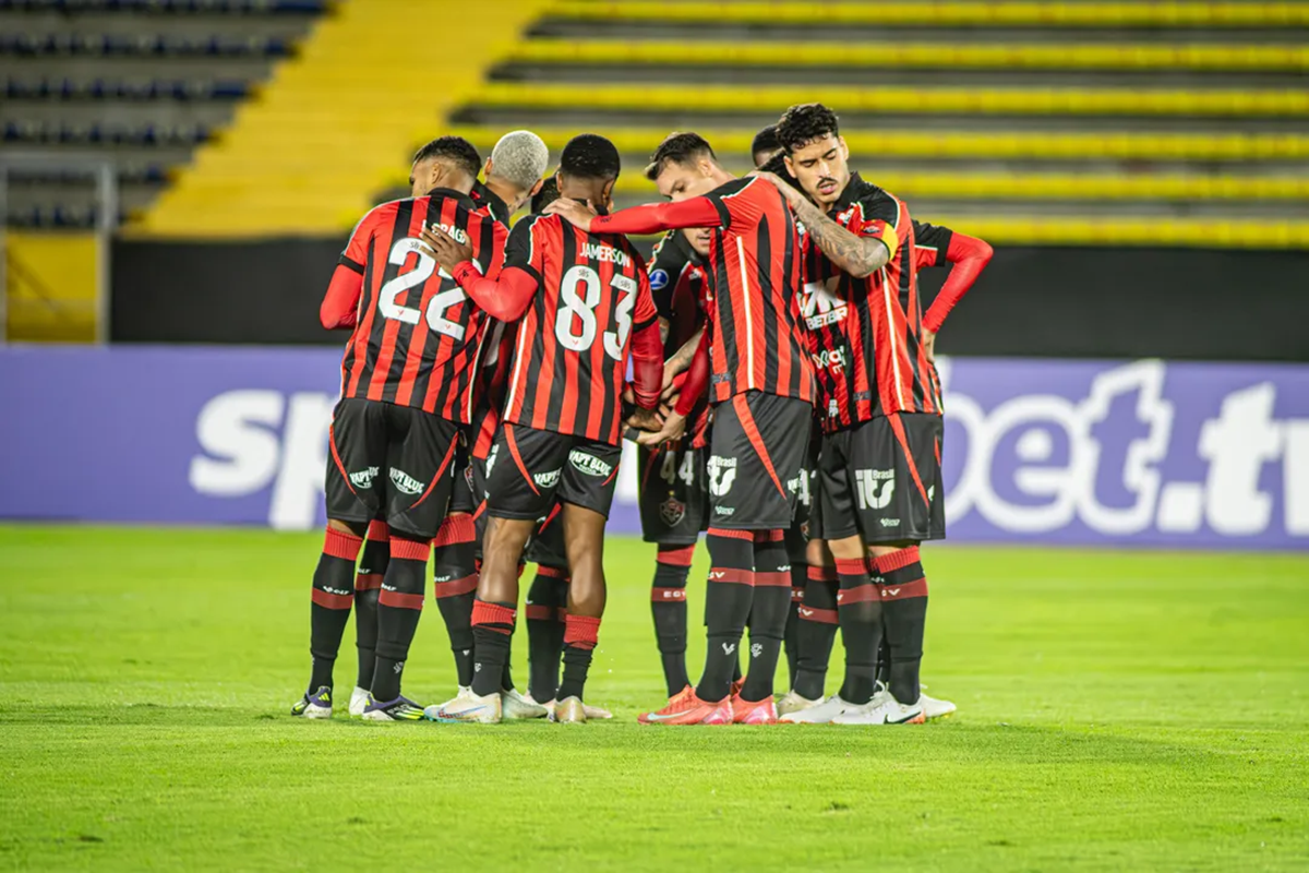 Vitória perde para Universidad Católica e dá adeus à Sul-Americana após falha de Lucas Arcanjo - 