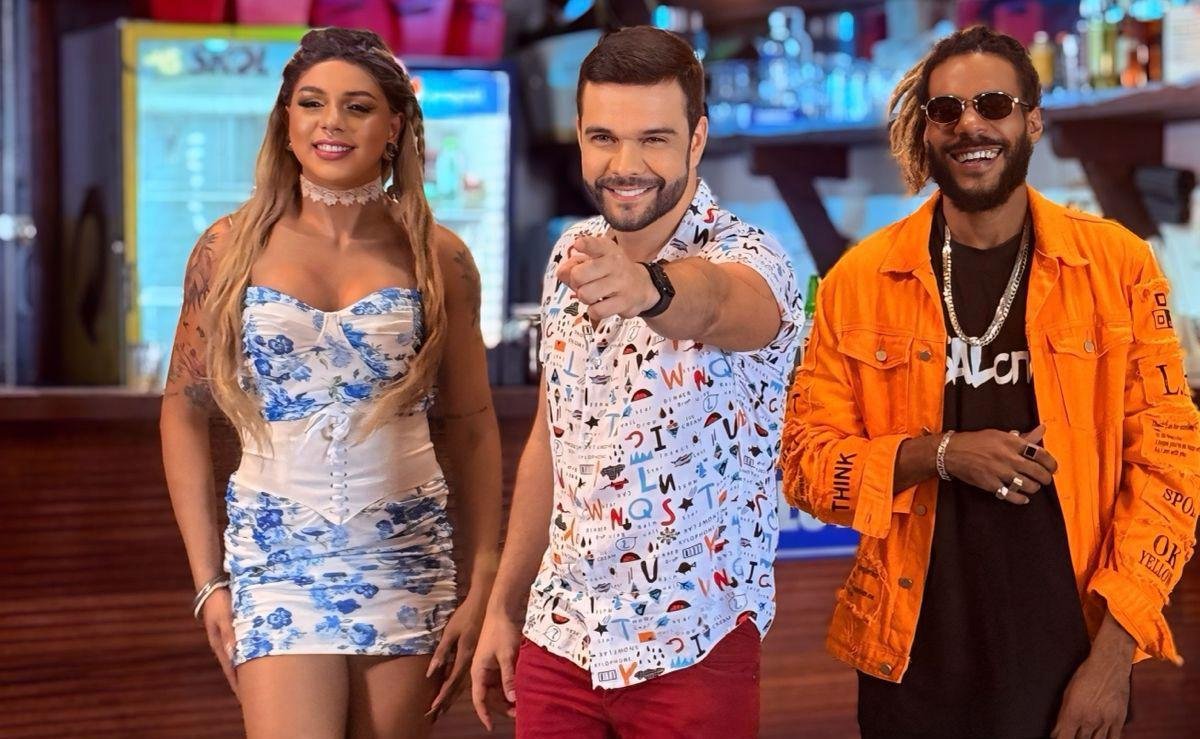 Tio Barnabé celebra 20 anos com forró irreverente e agenda lotada no São João - 