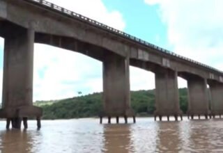 Moradores ignoram bloqueio e atravessam ponte interditada sobre rio Jequitinhonha - 