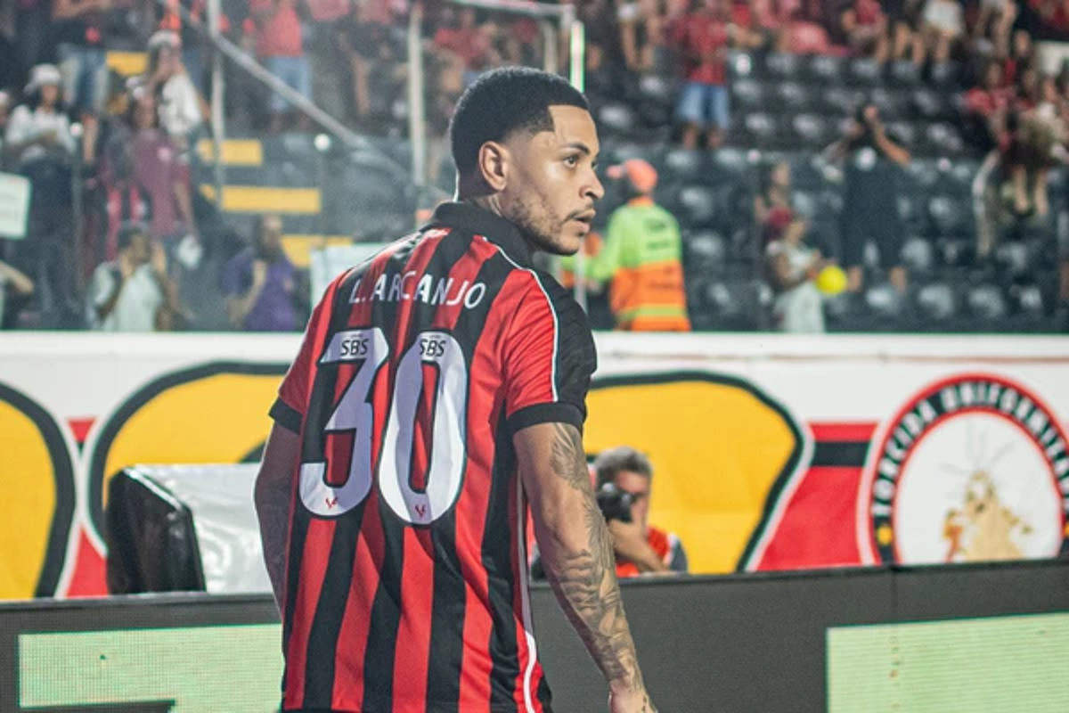 Vitória se isola como líder em empates no Brasileirão e acende alerta contra o rebaixamento - 