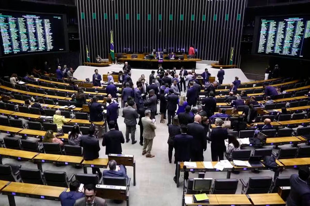76% dos brasileiros rejeitam aumento no número de deputados, aponta Datafolha - 
