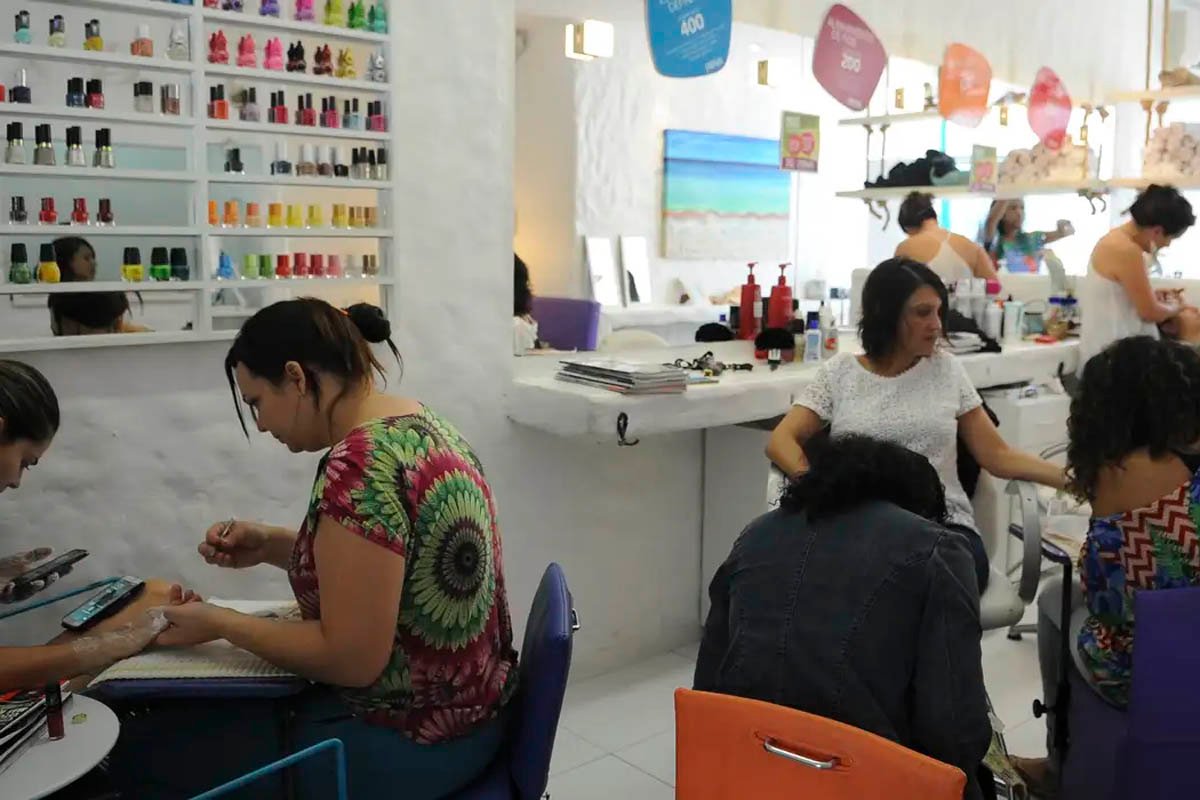 Setor de serviços segue em queda no Brasil, mas tem leve melhora em maio, aponta PMI - 