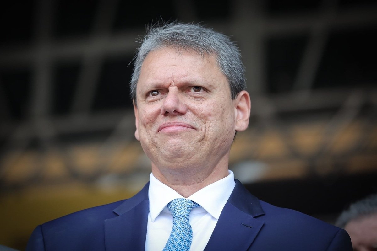 Tarcísio de Freitas ultrapassa Lula e lidera cenário de 2º turno com 46,5%, diz pesquisa - 