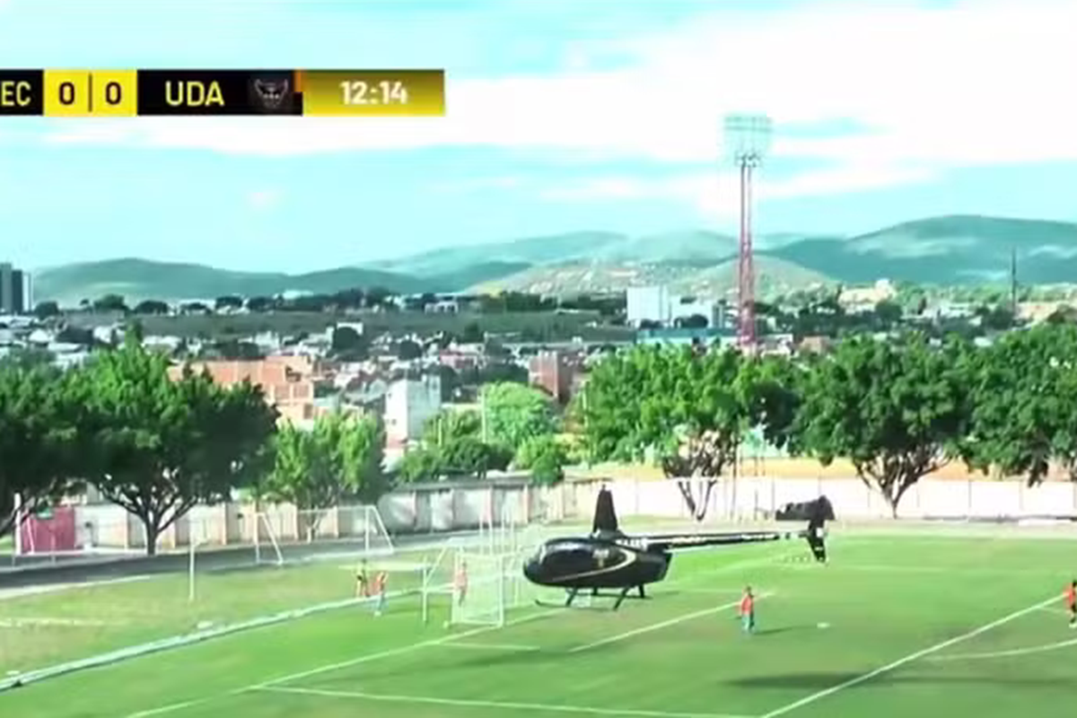 Helicóptero pousa em campo durante jogo do Brasileirão Feminino e surpreende atletas na Bahia - 