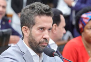 Janones tem mandato suspenso por 90 dias após ofensas homofóbicas contra Nikolas Ferreira na Câmara - 