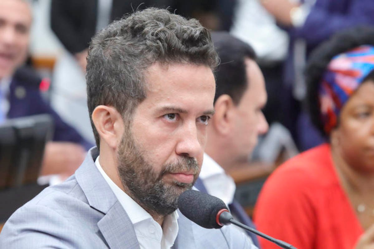 Janones tem mandato suspenso por 90 dias após ofensas homofóbicas contra Nikolas Ferreira na Câmara - 