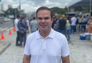 Cacá Leão declara apoio a Tarcísio para 2026 e critica greve de professores em Salvador - 