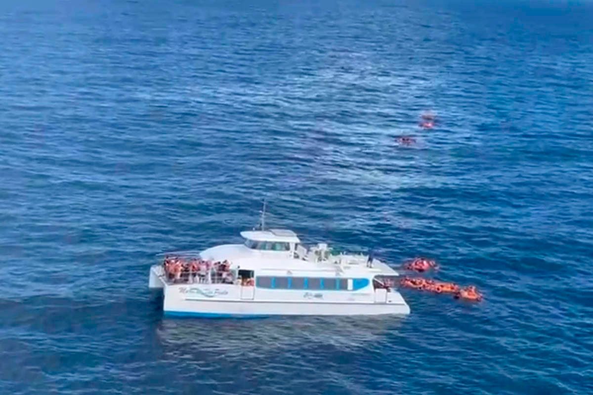 Catamarã colide com barco de pesca durante travessia Morro de São Paulo-Salvador - 