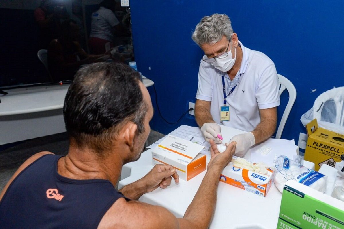 Salvador realiza feira de saúde para homens em situação de rua com foco em hepatites e vacinação - 