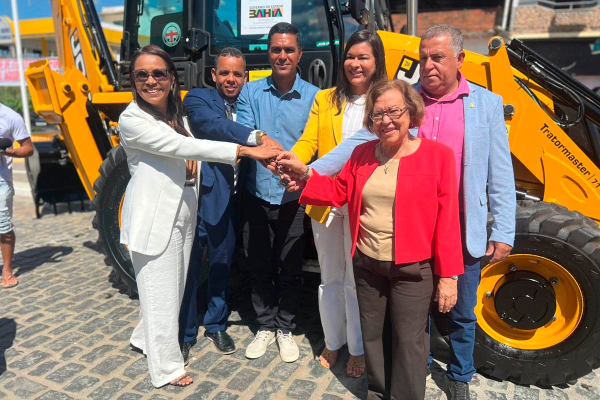 Lídice da Mata recebe título de cidadã de Itapitanga e entrega ambulância e retroescavadeira ao município - 