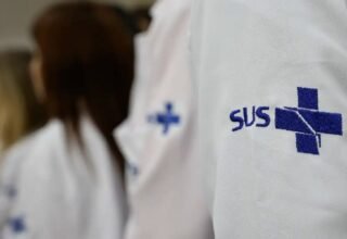 Governo abre inscrições para médicos com bolsas de até R$ 20 mil em programa do SUS - 