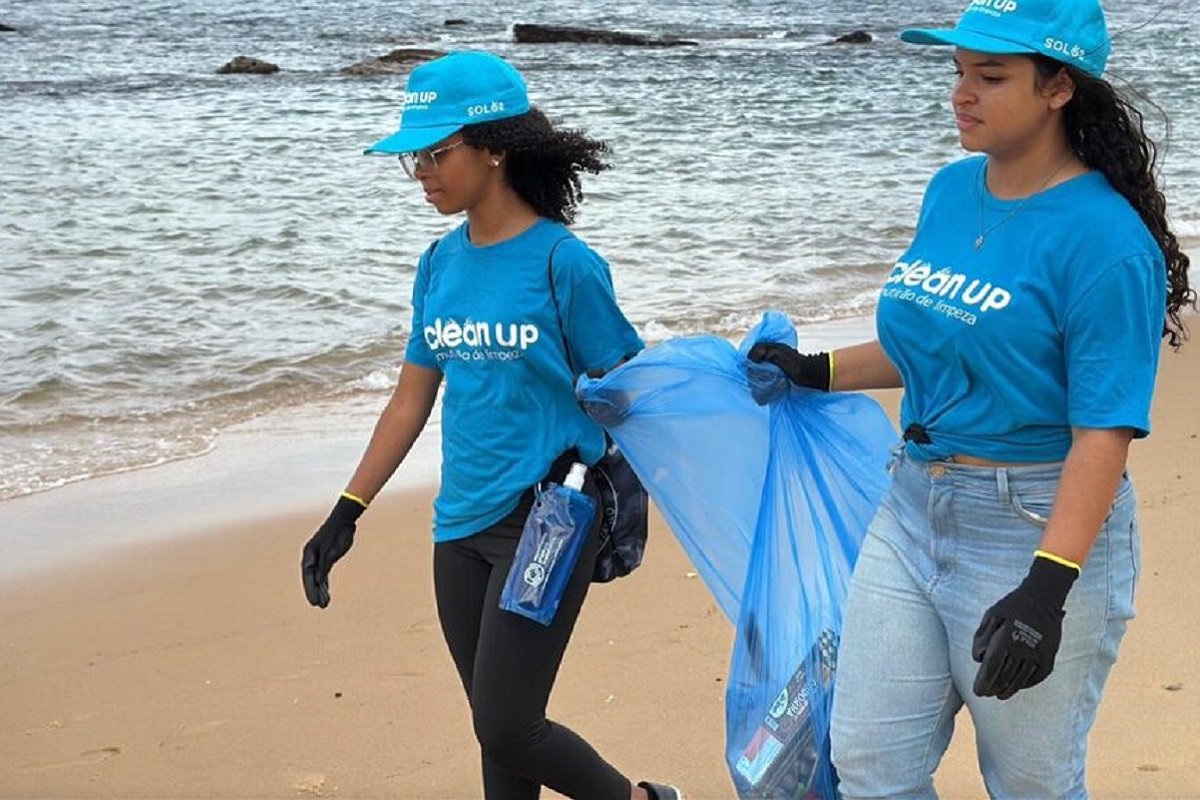 Mutirão promove limpeza na praia da Boa Viagem e mobiliza estudantes em ação de educação ambiental em Salvador - 