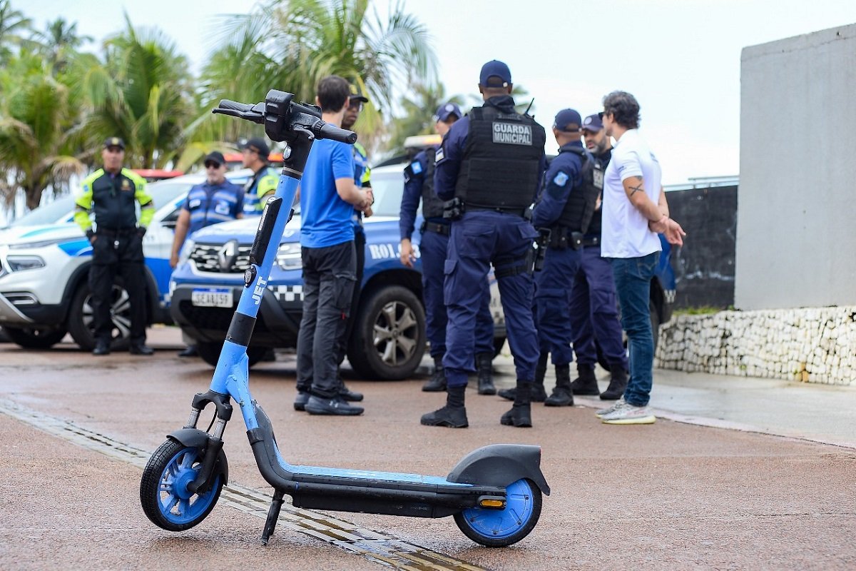 Prefeitura de Salvador realiza blitz para fiscalizar uso de patinetes elétricos; veja o que pode e o que está proibido - 