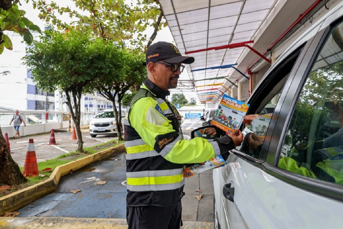 Transalvador promove segunda etapa da Campanha Volta às Aulas e reforça importância do uso do cinto e cadeirinhas - 