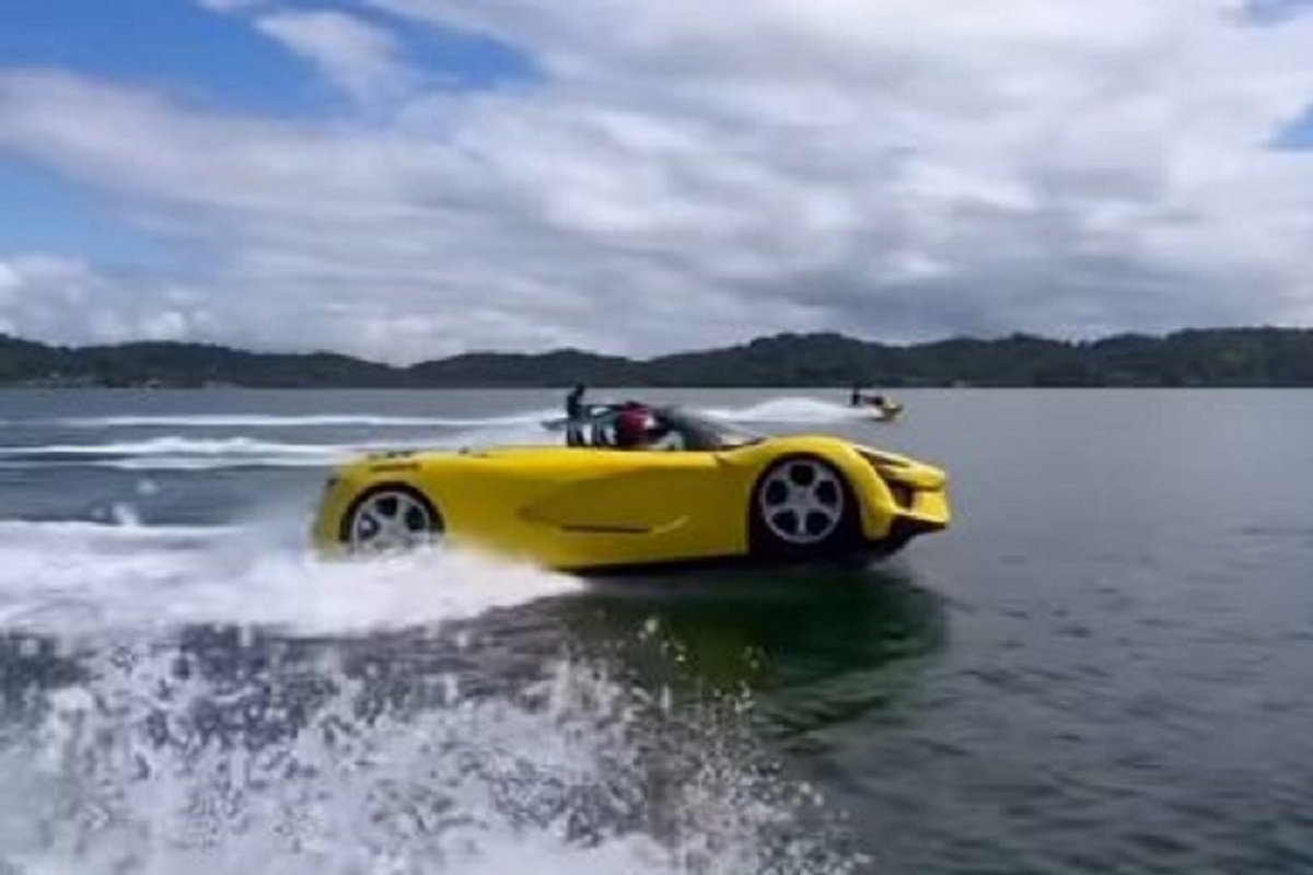 Jet ski com cara de Lamborghini chama atenção na Ribeira e viraliza nas redes - 