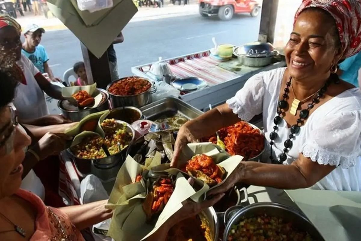Cultura, samba e resistência: 10 mil acarajés gratuitos marcam festival no Centro Histórico de Salvador - 
