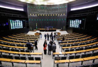 Pressão adia votação do PL Antifacção; Derrite recua e Hugo Motta defende poder da PF - 